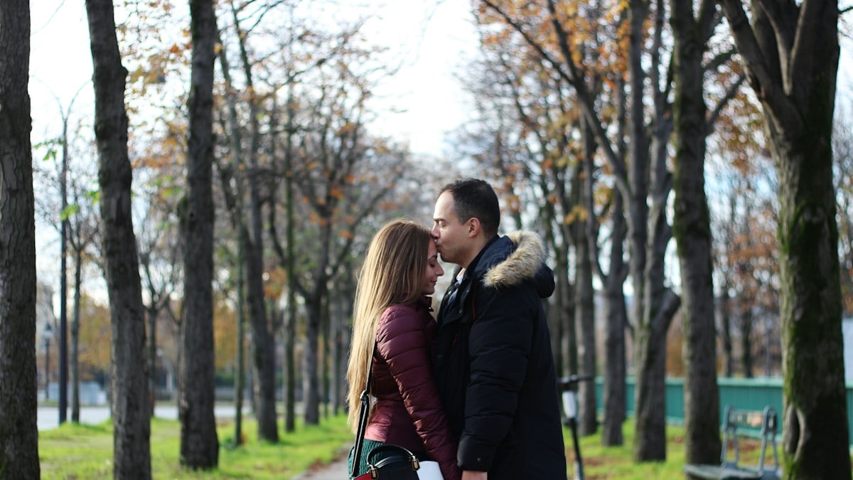 parís eiffel tower couple pigeons lights blue love romance umbrella arc de triomphe